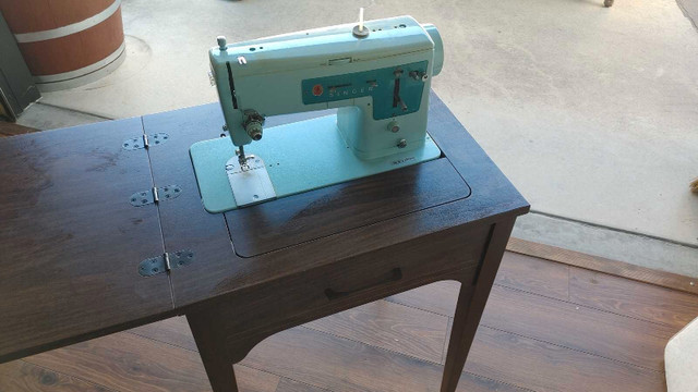 Sewing machine in Other in Penticton - Image 2