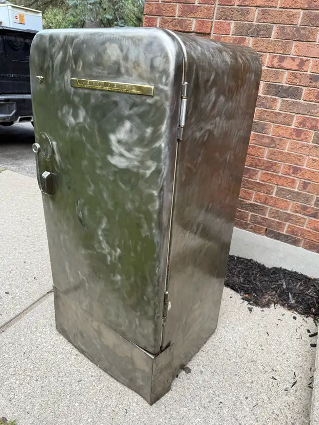 1952 Frigidaire- Bare-Metal Showpiece (Non-Working/Display) in Arts & Collectibles in Kitchener / Waterloo - Image 4