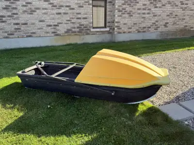 Equinox trail boggan. Excellent condition. Approximately 90” x 24”. With Equinox half cover. Twin ru...