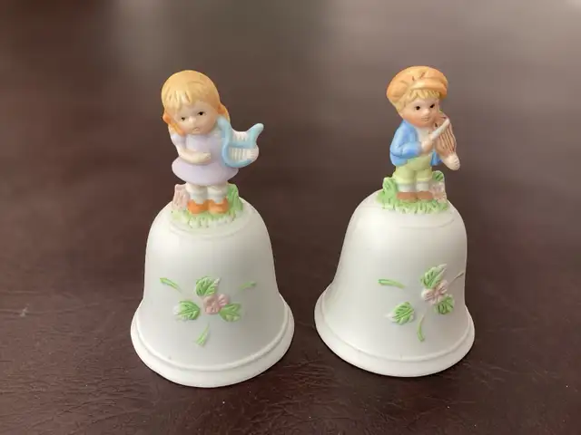 Paire de 2 clochettes en porcelaine Homco in Arts & Collectibles in Québec City - Image 2
