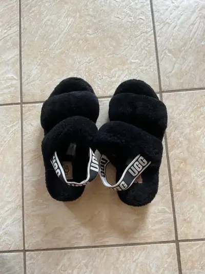 Pantoufles noires de marque UGG en bon état, grandeur 6 en femmes