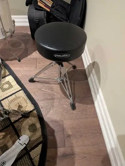 Double braced throne with a very comfortable thick seat. Not flexible on this price. It's a good dea...