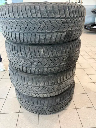 Pneus d'hiver bon état moins de 20 000Km non montés sur des jantes 595$