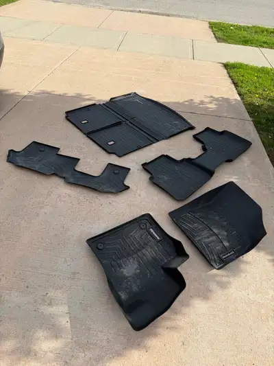 Selling the complete set of all weather mudbuddy floor mats for a Vw Atlas. This came out of a 2024....