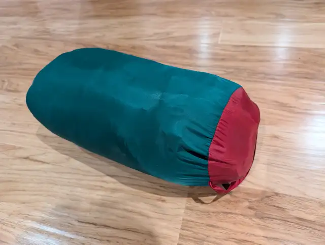 Reversible Green & Red Sleeping bag and waterproof bag in Fishing, Camping & Outdoors in Ottawa - Image 5