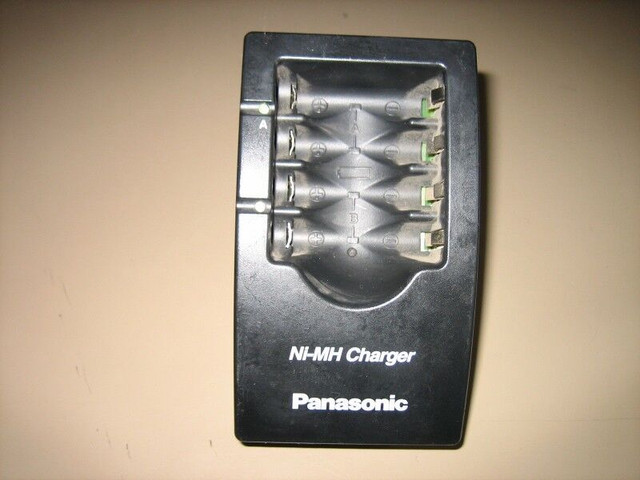 Panasonic Ni-MH Charger - 4 X AA/AAA battery slots dans Appareils électroniques  à Laval/Rive Nord