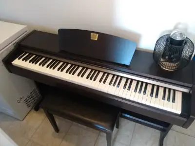 Clavier de marque Yamaha Clavinova CLP-115 en excellente condition.
