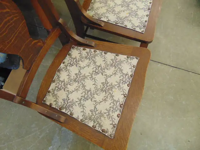 5 ANTIQUE 1/4 CUT OAK CHAIRS IN A T BACK STYLE in Chairs & Recliners in Kingston - Image 7