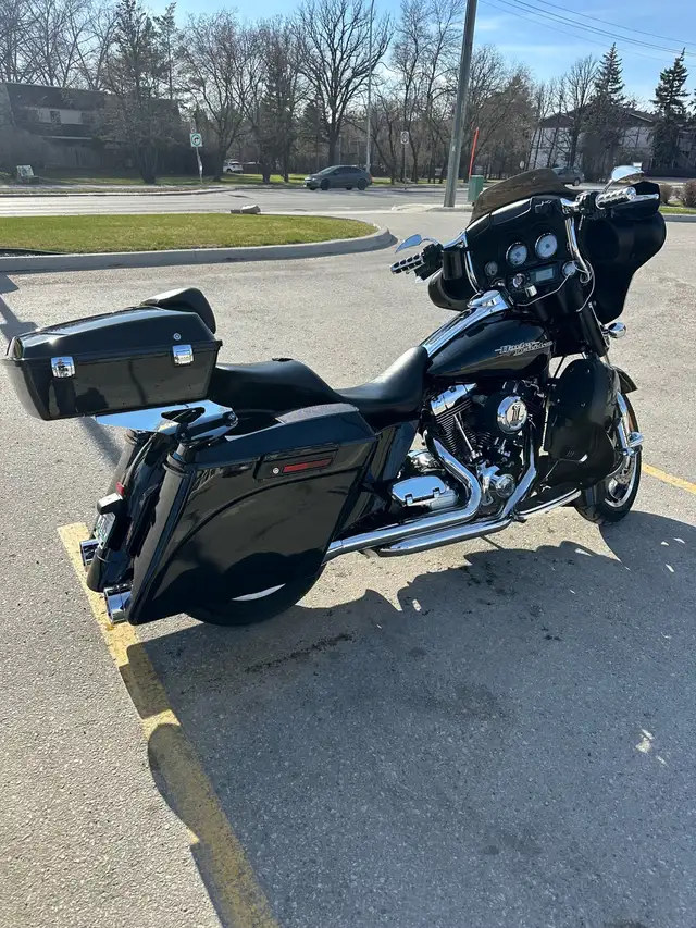 2012 Harley street glide in Street, Cruisers & Choppers in Winnipeg - Image 2