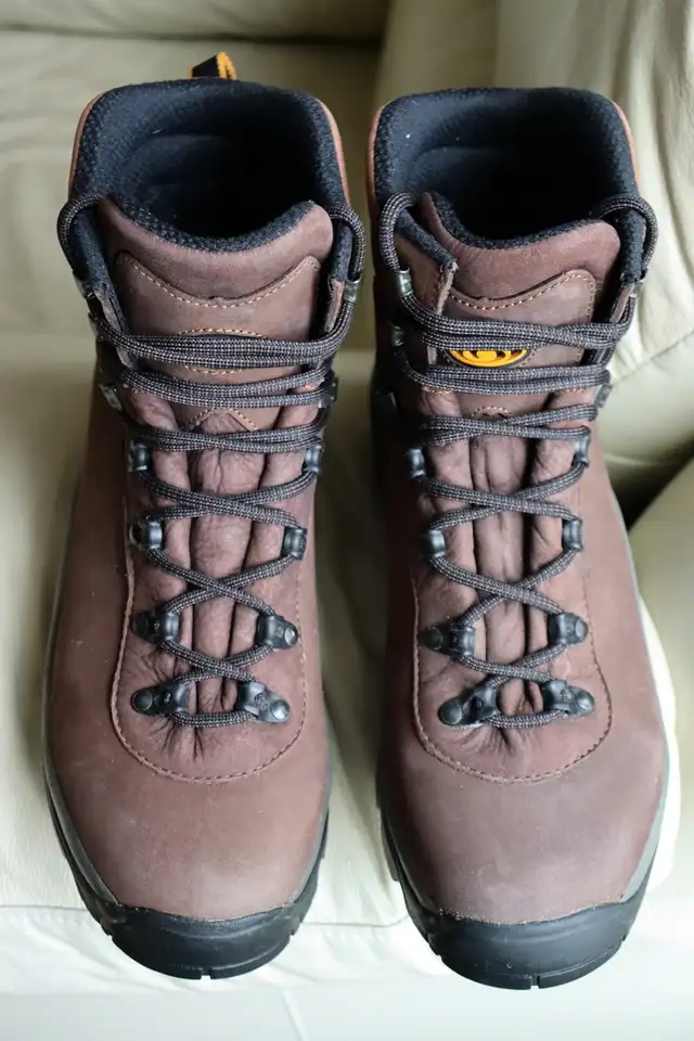  Salomon Men’s Leather Hiking Boots – Size 11 / EU 45⅓ / Conta in Men's Shoes in Markham / York Region - Image 3