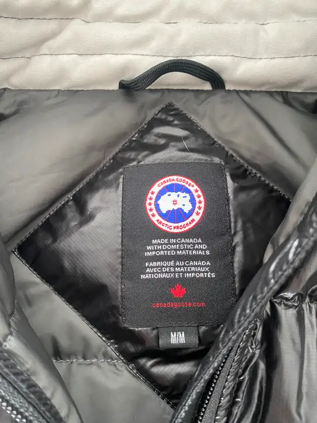 Canada Goose Coat in Women's - Tops & Outerwear in Kingston - Image 4