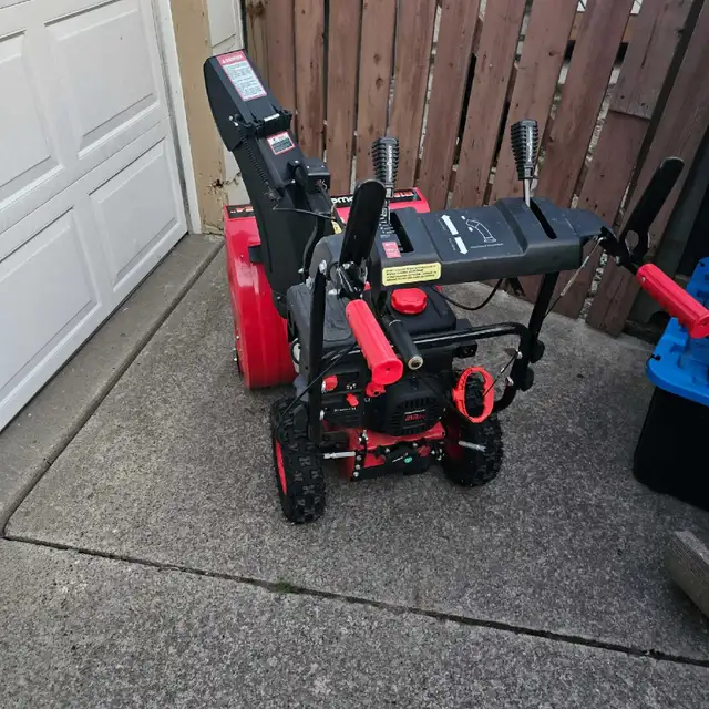 24" Snow Blower in Snowblowers in Windsor Region - Image 4