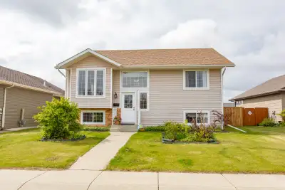THIS IS NOT FOR RENT!!! ONLY FOR SALE BY REALTOR!!! | 74 Pine Cres | LARGE DETACHED GARAGE | MAIN FL...