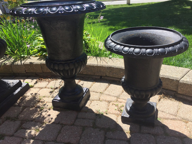 Cast iron planter urn in Outdoor Décor in Mississauga / Peel Region - Image 2