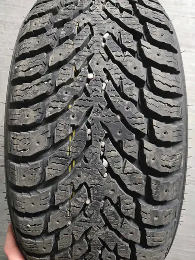 600$ Négociable Pneus d'hiver Nokian North 9 Grandeur : 205/50R17 État neuf, les pneus n'ont pas un...