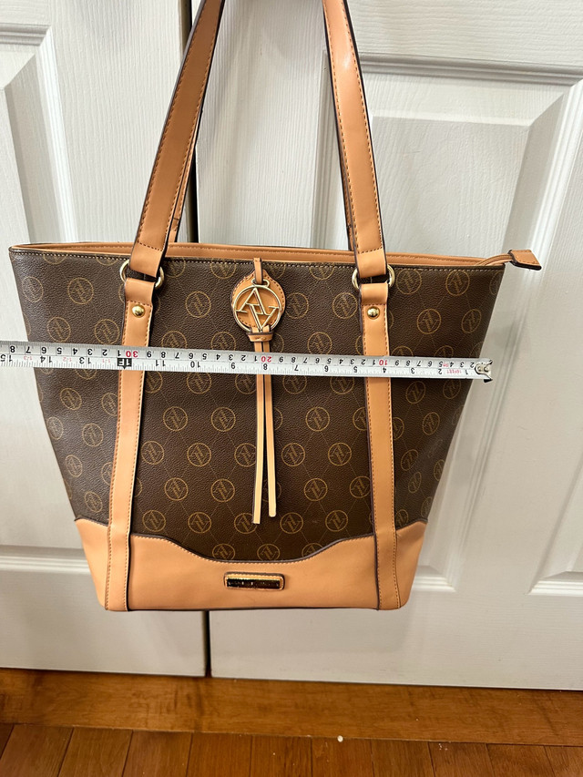 Used but pristine condition large size handbag / purse ,  in Bags & Luggage in Hamilton - Image 3
