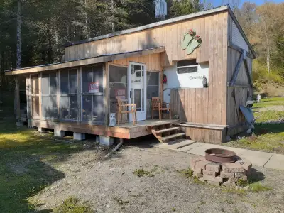 Fifthwheel recouverte style chalet et véranda 10' x 16' avec fenêtres en mica et moustiquaires. Situ...