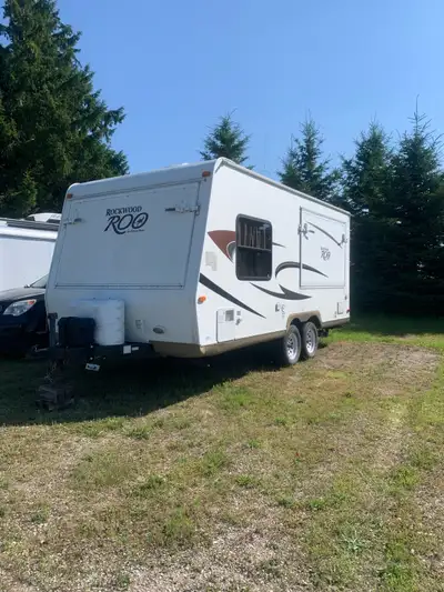 2012 -18’ Rockwood Roo sleeps 8 all Queensize beds with heated mattresses, good condition, very clea...