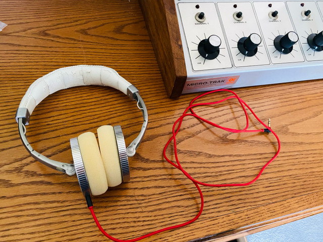  Nixon Nomadic Mic DJ Headphones in Headphones in Winnipeg - Image 4