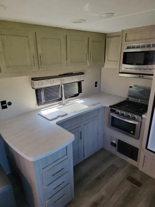 Coachman Catalina 2022 in Travel Trailers & Campers in Pembroke - Image 9