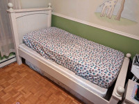 Est de chambre lit simple avec commode et table de chevet 