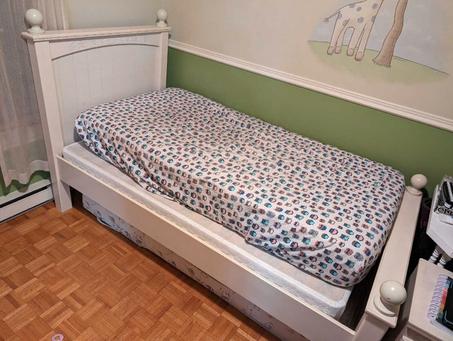 Est de chambre lit simple avec commode et table de chevet  dans Lits et matelas  à Laval/Rive Nord