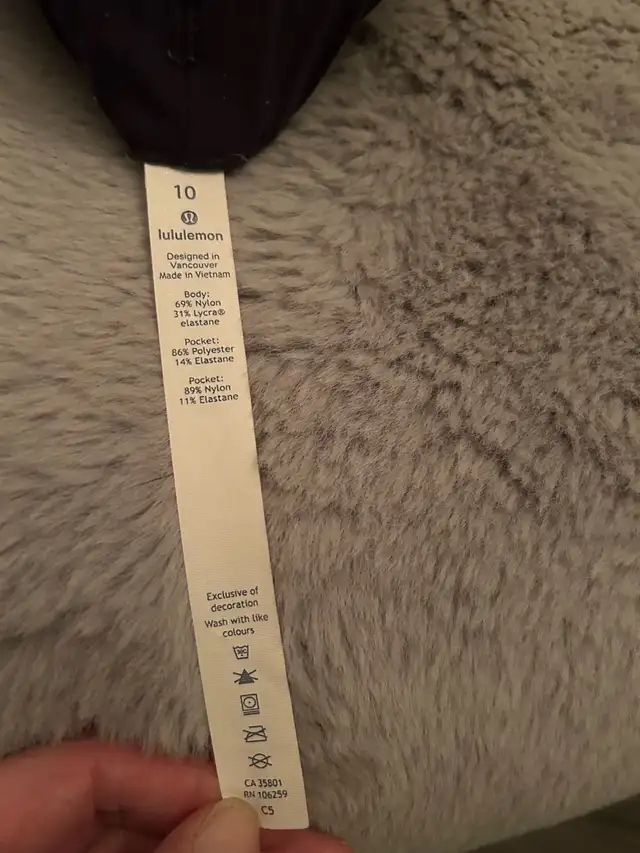 Lululemon Pants in Women's - Bottoms in Barrie - Image 6