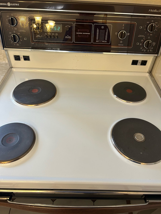General Electric stove in Stoves, Ovens & Ranges in Hamilton - Image 2