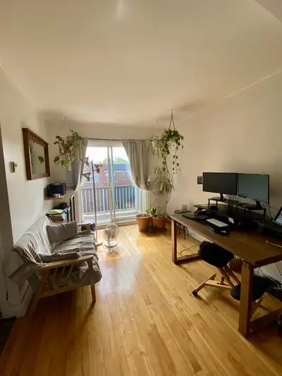 ENGLISH FOLLOWS CESSION DE BAIL – 3½ à 813 $/mois – Rosemont, dernier étage – LIBRE 15 AOÛT À qui la...