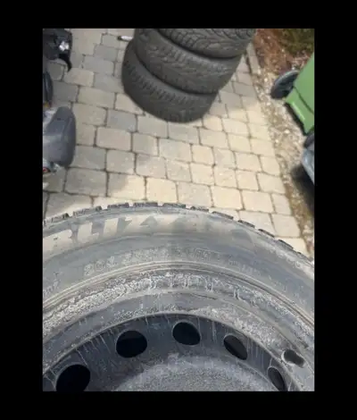 Ensemble de 4 pneus d’hiver Bridgestone Blizzak montés sur jantes en acier 16”. • Dimension : 205/55...