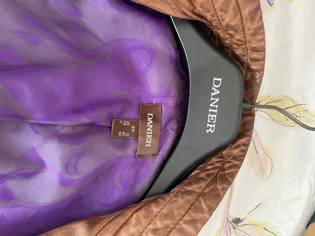 Beautiful Leather Danier Womens jacket  in Women's - Tops & Outerwear in Barrie - Image 3