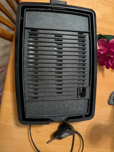 Starfrit indoor plug-in grill in good condition. Great for classic grilling in the kitchen. Some oil...