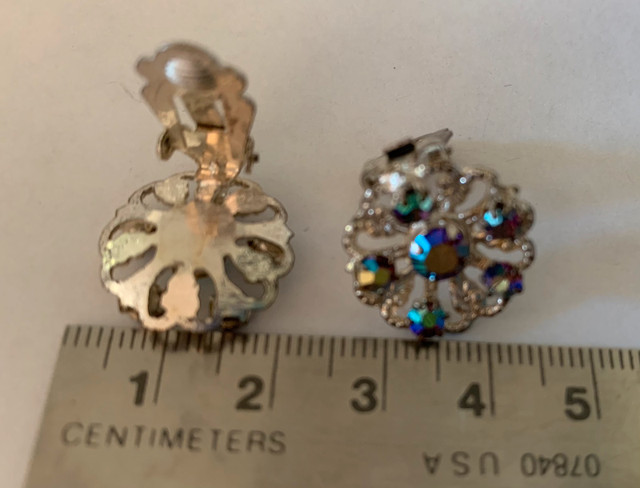 Vintage rhinestone clip-on silver tone Earrings  in Jewellery & Watches in Winnipeg - Image 3