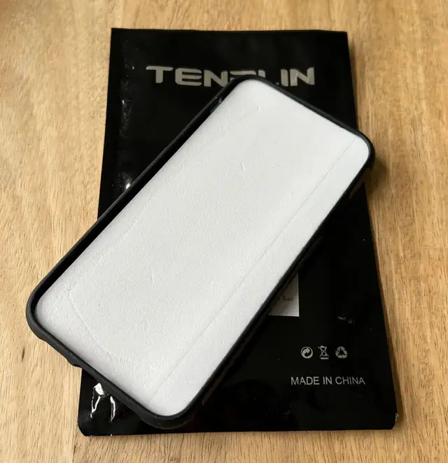 iPhone XR 64GB Black with Soft Shell Wood Grain Case in Cell Phones in Ottawa - Image 9