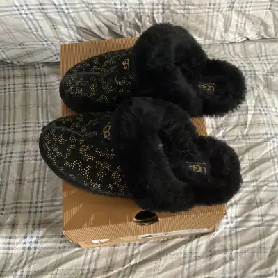 these cozy and glorious UGG , you can treat yourself to comfort. From a smoke free home. Comes with...
