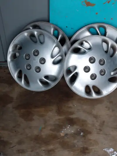 4 enjoliveurs de roue 15 pouces, modele GM Chevrolet Venture 2001