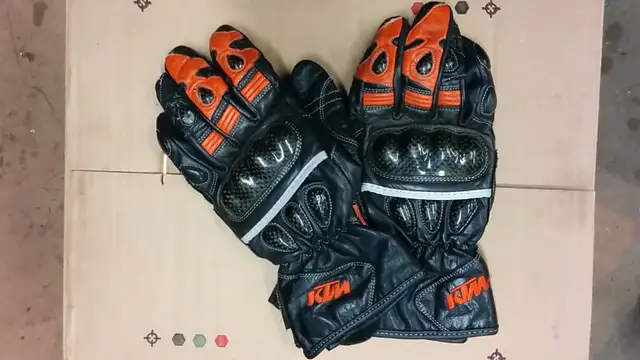 paire de gants de moto de route en cuir KTM in Motorcycle Parts & Accessories in Granby - Image 2
