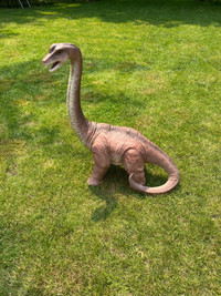 Dinosaur statue 