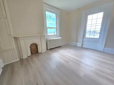 BRIGHT 1 Bdrm Main Floor in Quiet & Clean Building! Avail. AUG