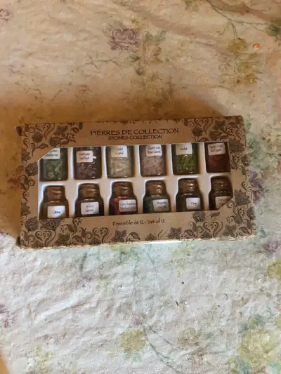 Ens. de 12 mini pots pierre de collection ( Renaud-Bray), View more