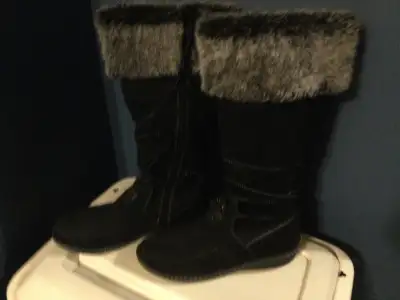 Womens high top winter boots. Brand new. Have never been worn. Black, topped with fur and have insid...