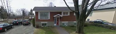 Un grand 5 12 à louer au 230 50e rue Ouest, Québec (QC) G1H 5C9. Le logement est situé au RDC d'un t...