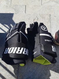 Black hockey gloves 