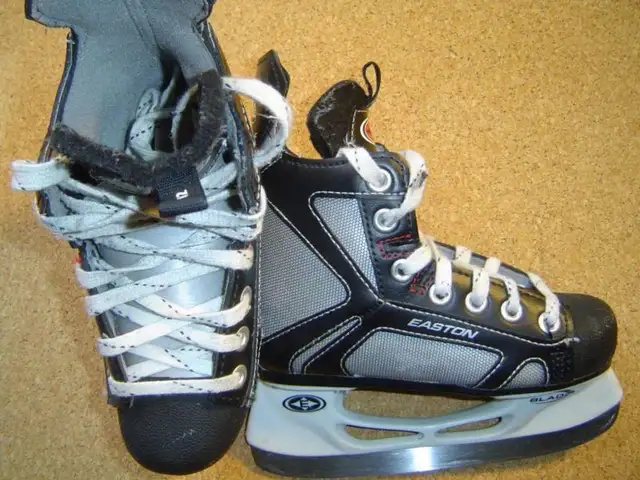 Ice Skates, Size 11-12 youth for shoe size 12-13.5 youth in Skates & Blades in City of Toronto - Image 8