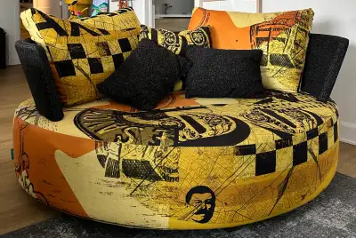 Une touche d'extravagance et de fantaisie à l'européenne. Causeuse pivotante FAMA. Design unique et...