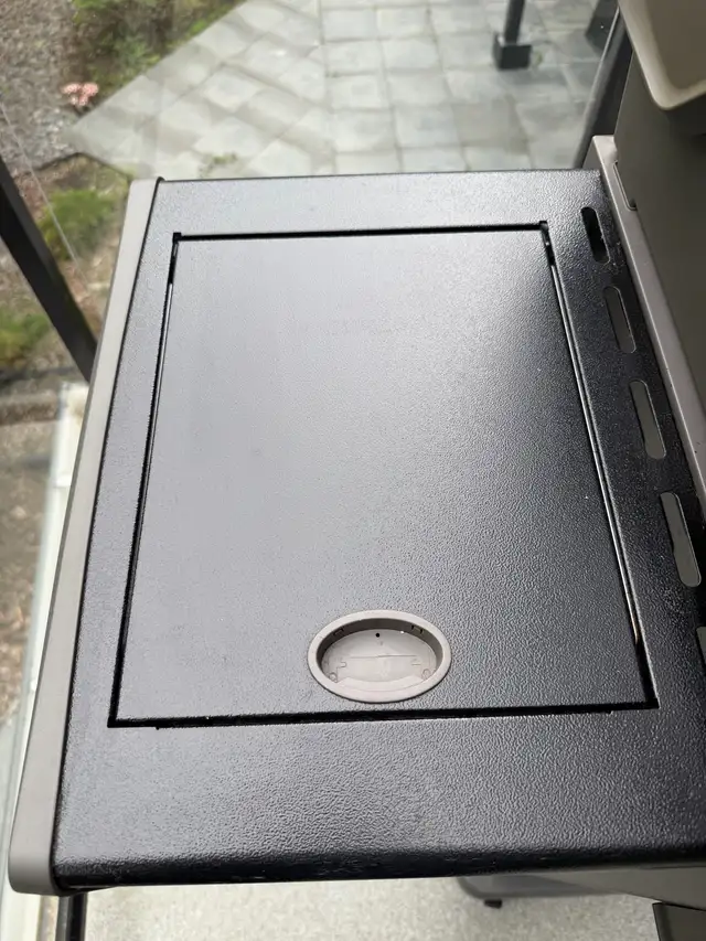 Napolean Rogue XT propane barbecue474119410811545601