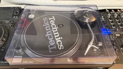 Selling my pair of Technics SL1200 MK3D because I am no longer DJing and will be eventually moving o...