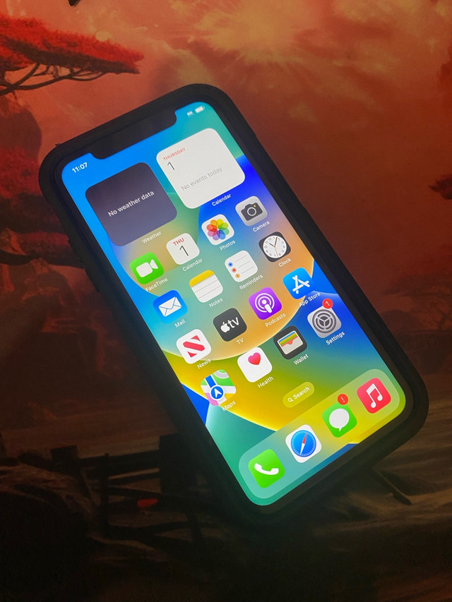 iPhone 11 and APPLE watch in Cell Phones in Markham / York Region - Image 3