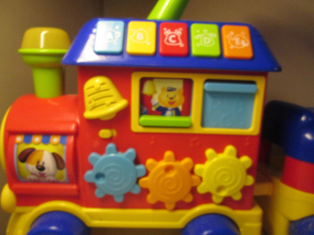 le train rouge  l enfant sassoi sur wagon bleu ??? dans Parcs, balançoires et bacs  à Laval/Rive Nord - Image 2