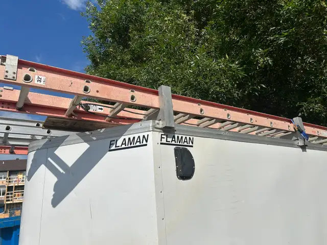 32' Fiberglass Extension Ladder in Ladders & Scaffolding in Saskatoon - Image 2